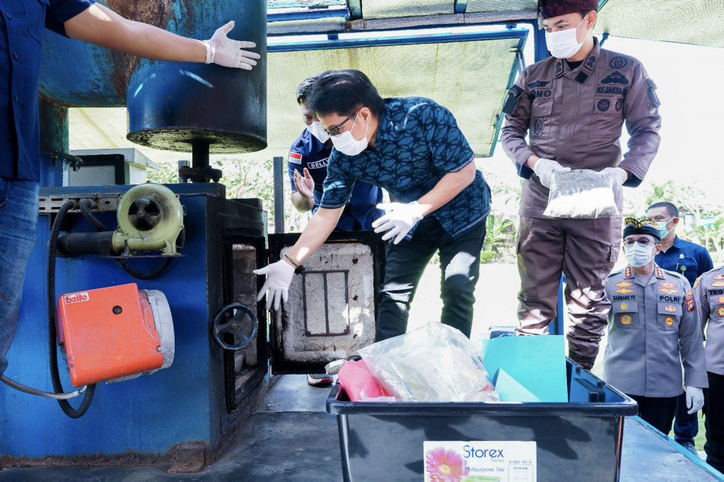 Hadiri Pemusnahan Barang Bukti Tindak Pidana di Kejari Badung